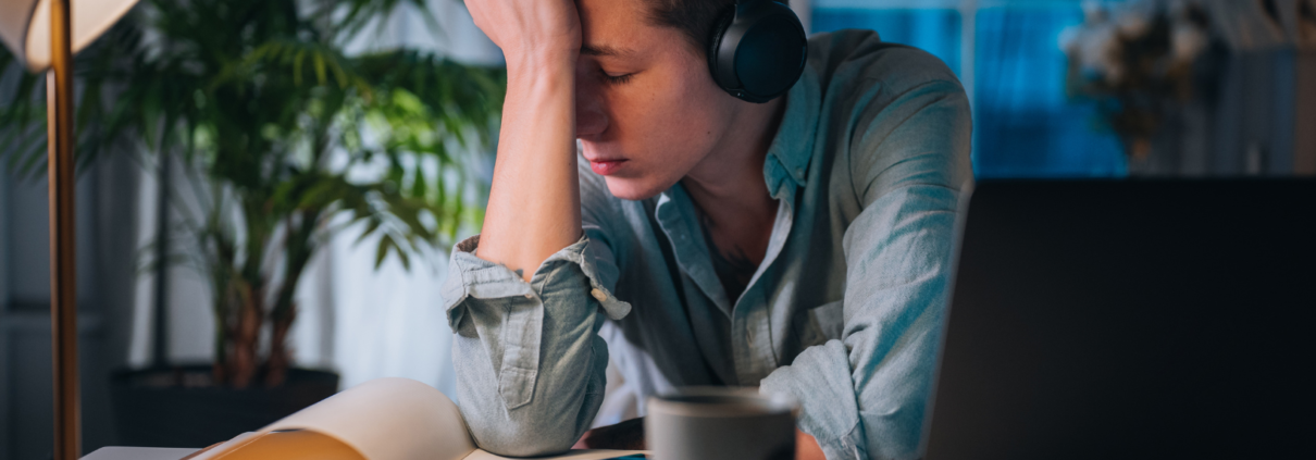 Descubre cómo la tendencia del 'trabajo relajado' aborda el burnout y promueve la salud mental en el entorno laboral actual.