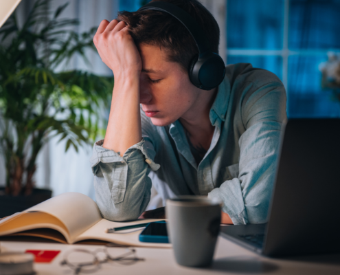 Descubre cómo la tendencia del 'trabajo relajado' aborda el burnout y promueve la salud mental en el entorno laboral actual.