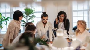 El activismo corporativo es una tendencia en constante crecimiento que está llevando a las organizaciones a redefinir su papel en la sociedad y a adoptar un enfoque más sostenible en sus operaciones.